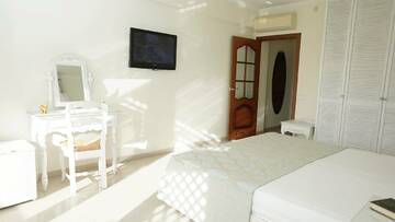 Фото номера Стандарт с балконом Гостиница Бон Мезон г. Алушта 4