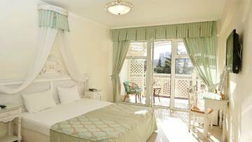 Фото номера Стандарт с балконом Гостиница Бон Мезон г. Алушта 3