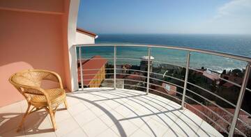 Фото номера Семейный люкс с балконом Гостевой дом Villa Angelina г. Алушта 2
