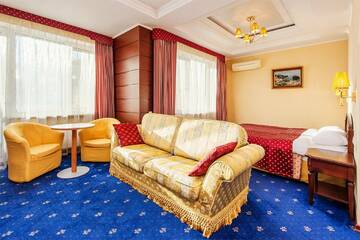 Фото номера Улучшенный трехместный номер с видом на море Гостиница Агора г. Алушта 2