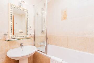 Фото номера Улучшенный двухместный номер с 2 отдельными кроватями Гостиница Агора г. Алушта 3