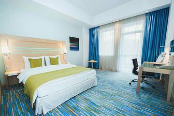 Фото номера Стандарт Модерн &quot;Доступная среда&quot;  с видом на горы Гостиница Riviera Sunrise г. Алушта 2