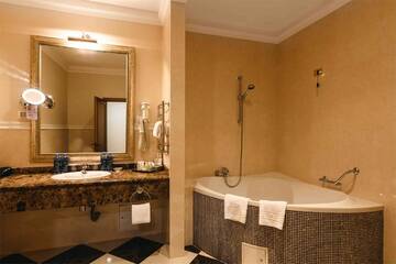 Фото номера Президентский Люкс Классик с видом на море 4* Гостиница Riviera Sunrise г. Алушта 10