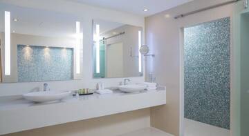 Фото номера Президентский люкс Гостиница Riviera Sunrise Resort  &amp; SPA г. Алушта 3
