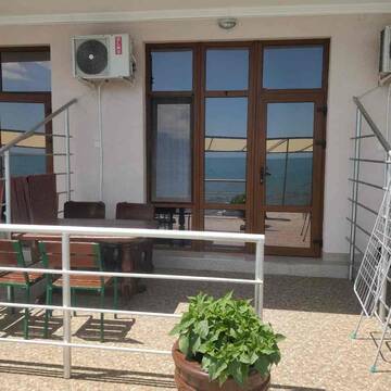 Фото номера Трехместный номер с выходом на море Гостиница Ostrovok Hotel г. Алушта 9
