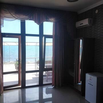 Фото номера Трехместный номер с выходом на море Гостиница Ostrovok Hotel г. Алушта 4