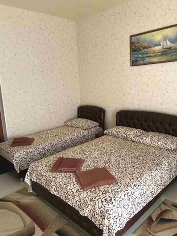 Фото номера Трехместный номер боковой с видом на море Гостиница Ostrovok Hotel г. Алушта 5