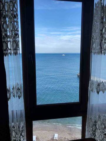 Фото номера Двухместный номер с панорамным видом на море Гостиница Ostrovok Hotel г. Алушта 7