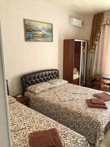 Фото номера Трехместный номер боковой с видом на море Гостиница Ostrovok Hotel г. Алушта 3