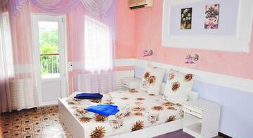Фото номера Четырехместный номер &quot;Комфорт&quot; Гостиница Guest House Svetlana г. Алушта 6