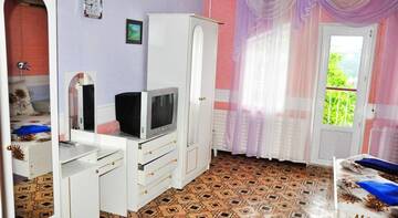 Фото номера Четырехместный номер &quot;Комфорт&quot; Гостиница Guest House Svetlana г. Алушта 3