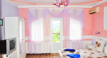 Фото номера Четырехместный номер &quot;Комфорт&quot; Гостиница Guest House Svetlana г. Алушта 2