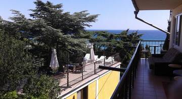 Фото номера Семейный люкс Гостиница Guest House Y Viktorii г. Алушта 4
