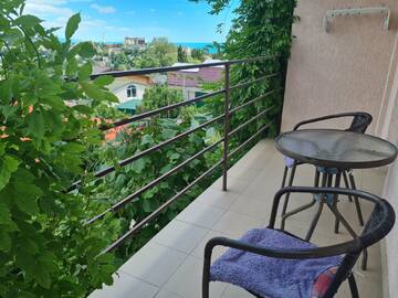 Фото номера Двухместный номер с 1 кроватью и балконом Гостиница Южный Домик г. Алушта 5