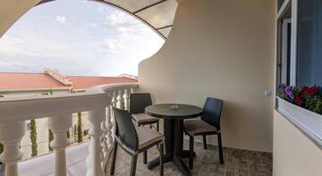 Фото номера Бирюзово-белый двухкомнатный  Гостевой дом Guest House Lora г. Алушта 7