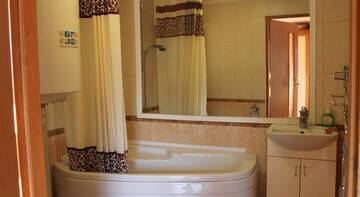 Фото номера Четырехместный номер с ванной Гостиница Guest House Gorkogo 60 г. Алушта 4