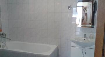 Фото номера Четырехместный номер с ванной Гостиница Guest House Oktyabrskaya 15 г. Алушта 3