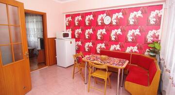 Фото номера Улучшенный трехместный номер Гостевой дом Inn na Oktyabrskoy г. Алушта 4
