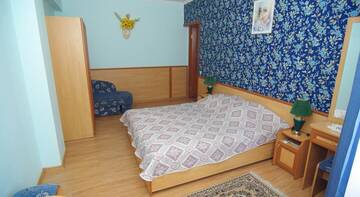 Фото номера Трехместный номер Делюкс Гостевой дом Inn na Oktyabrskoy г. Алушта 4