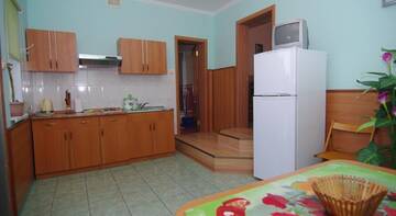 Фото номера Трехместный номер с видом на море Гостевой дом Inn na Oktyabrskoy г. Алушта 5