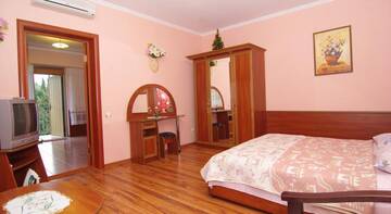 Фото номера Улучшенный трехместный номер Гостевой дом Inn na Oktyabrskoy г. Алушта 3