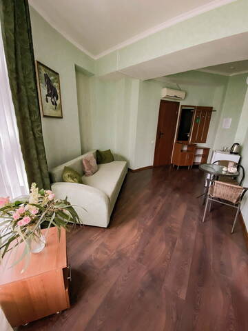 Фото номера Улучшенный четырехместный номер Гостиница Кинг г. Алушта 4