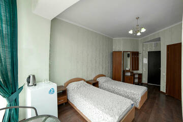 Фото номера Двухместный номер с 2 отдельными кроватями Гостиница Кинг г. Алушта 2