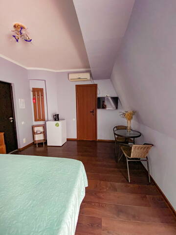 Фото номера Двухместный номер с 1 кроватью и балконом Гостиница Кинг г. Алушта 3