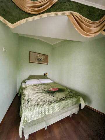 Фото номера Улучшенный четырехместный номер Гостиница Кинг г. Алушта 3