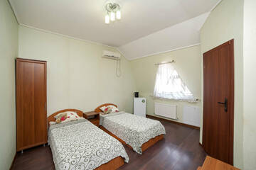 Фото номера Бюджетный двухместный номер с 2 отдельными кроватями Гостиница Кинг г. Алушта 2