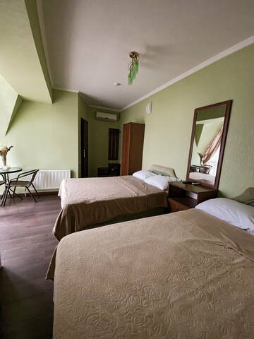 Фото номера Четырехместный номер с балконом Гостиница Кинг г. Алушта 2