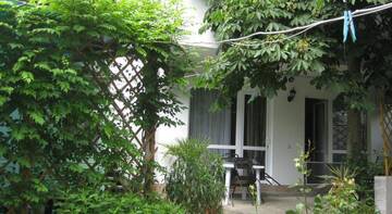 Фото номера Трехместный номер &quot;Комфорт&quot; с душем Гостиница Guest House Ugolok г. Алушта 9