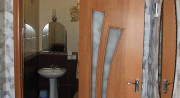 Фото номера Трехместный номер -люкс Гостиница Kiparisoviy Dvorik Guest House г. Алушта 3