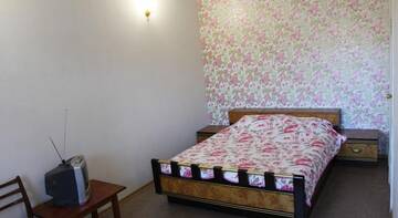 Фото номера Стандартный трехместный номер Гостиница Kiparisoviy Dvorik Guest House г. Алушта 4