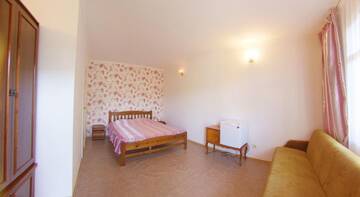 Фото номера Классический трехместный номер Гостиница Kiparisoviy Dvorik Guest House г. Алушта 3