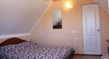 Фото номера Улучшенный семейный номер Гостиница Kiparisoviy Dvorik Guest House г. Алушта 3