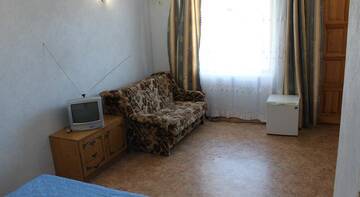 Фото номера Трёхместный номер с хорошим видом Гостиница Kiparisoviy Dvorik Guest House г. Алушта 2