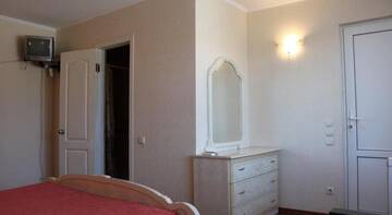 Фото номера Трехместный номер с террасой Гостиница Kiparisoviy Dvorik Guest House г. Алушта 4
