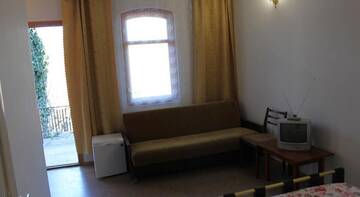 Фото номера Стандартный трехместный номер Гостиница Kiparisoviy Dvorik Guest House г. Алушта 5