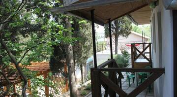 Фото номера Бюджетный трехместный номер Гостиница Kiparisoviy Dvorik Guest House г. Алушта 7