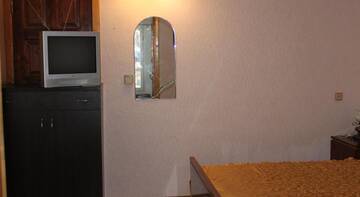 Фото номера Бюджетный трехместный номер Гостиница Kiparisoviy Dvorik Guest House г. Алушта 2