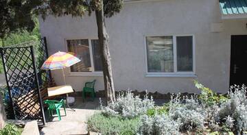 Фото номера Трехместный номер -люкс Гостиница Kiparisoviy Dvorik Guest House г. Алушта 7