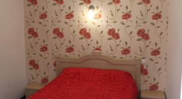 Фото номера Трехместный номер -люкс Гостиница Kiparisoviy Dvorik Guest House г. Алушта 5