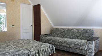 Фото номера Улучшенный семейный номер Гостиница Kiparisoviy Dvorik Guest House г. Алушта 2