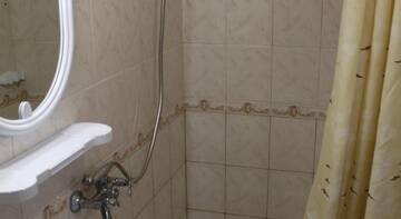 Фото номера Классический трехместный номер Гостиница Kiparisoviy Dvorik Guest House г. Алушта 5