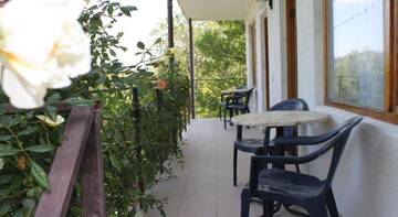 Фото номера Трёхместный номер с хорошим видом Гостиница Kiparisoviy Dvorik Guest House г. Алушта 6