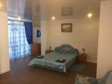 Фото номера Трехместный номер с балконом Гостевой дом Mini Hotel Prada г. Алушта 7