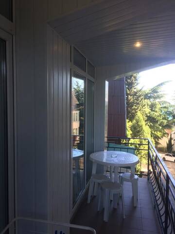 Фото номера Трехместный номер с балконом Гостевой дом Mini Hotel Prada г. Алушта 4