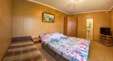 Фото номера Трехместный номер Гостиница Gvardeyskaya 20a г. Алушта 5