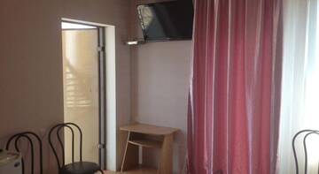 Фото номера Трехместный номер с основными удобствами и общей ванной комнатой Гостевой дом Мечта г. Алушта 5